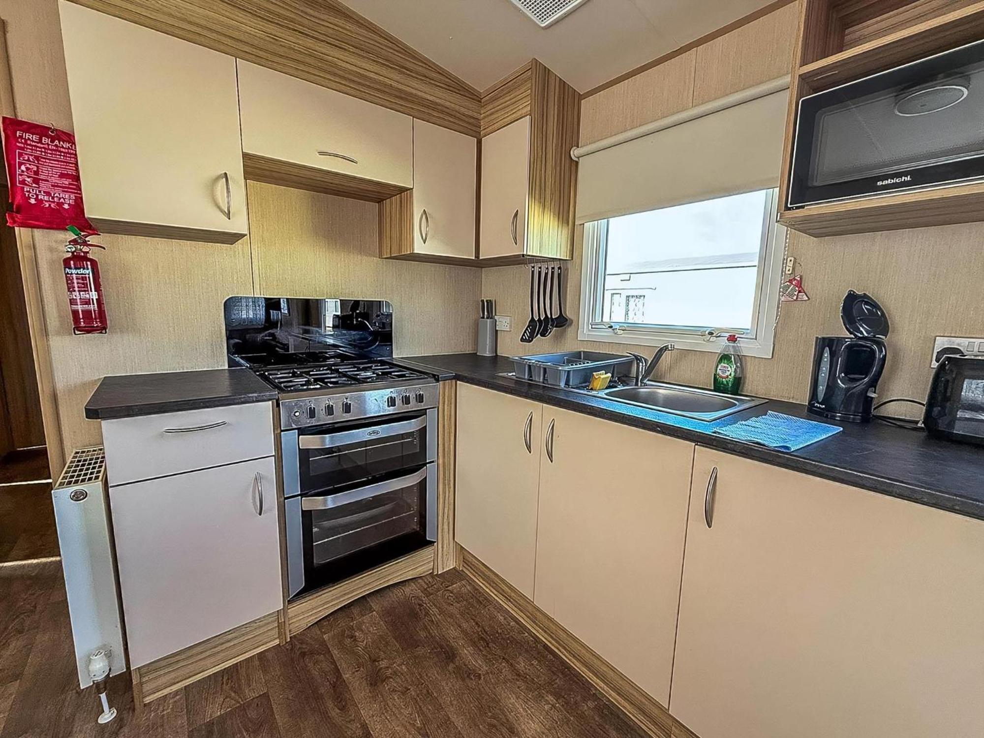 Great 8 Berth Caravan In Norfolk Near To Great Yarmouth Ref 20178Bs Hopton on Sea Εξωτερικό φωτογραφία